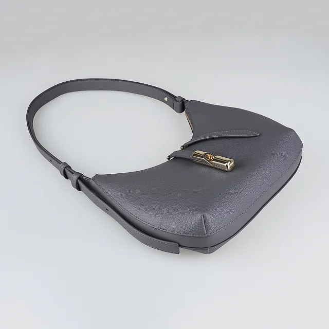 【FURLA 芙拉】FURLA GOCCIA金屬圓柱LOGO粒面小牛皮拉鍊肩背斜背包(土灰)