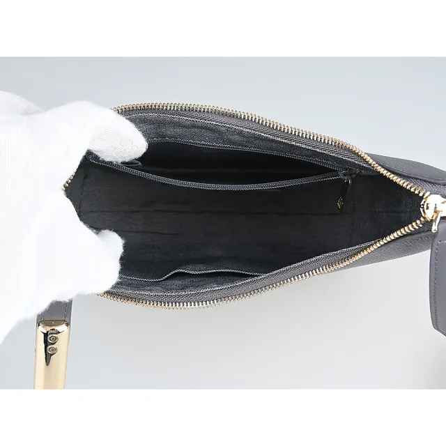 【FURLA 芙拉】FURLA GOCCIA金屬圓柱LOGO粒面小牛皮拉鍊肩背斜背包(土灰)
