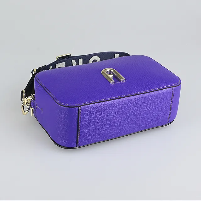 【FURLA 芙拉】FURLA Primula復古金屬拱門LOGO荔枝紋設計牛皮拉鍊斜背相機包(迷你/寶藍)