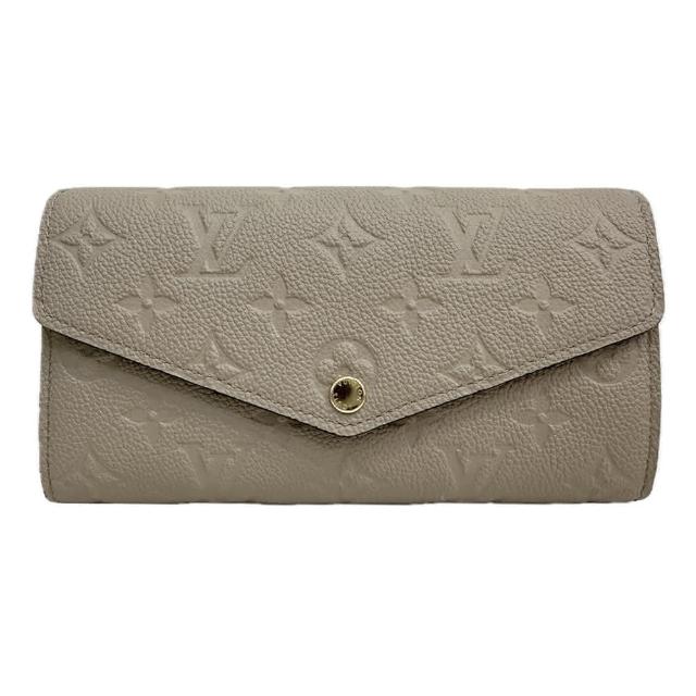 高階皮革製成的 LV M82256 Monogram Sarah 發財長夾，採用經典 Monogram Sarah 圖案與膚色牛皮壓紋設計，兼具時尚與實用性，適合日常搭配與商務場合。