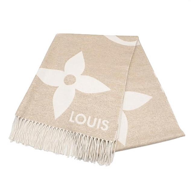 LV LOUIS VUITTON 路易威登 M77855 經典 THE ULTIMATE SHINE 金銀線織花羊毛紡絲大披巾，以高階卡其色系為主，結合金銀線織花設計，展現奢華時尚風格。商品採用羊毛、絲與聚酯纖維混織材質，柔軟保暖且質感優異，來自義大利製造，為歐洲原裝進口商品，長約200公分、寬約70公分，適合多種場合搭配，是時尚女性必備的高階配件。