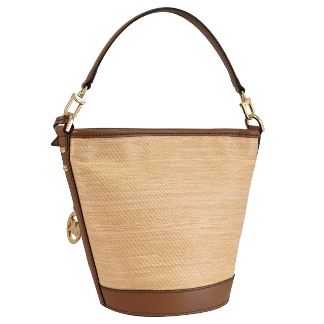 【Michael Kors】金屬LOGO吊飾草編拼接肩斜手提包水桶包兩用包(咖邊)