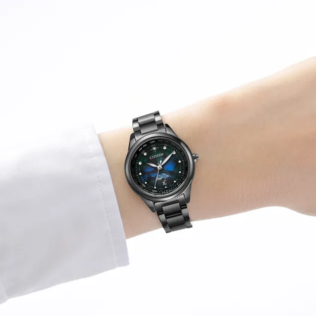 【CITIZEN 星辰】100週年限量宇宙幻彩 xC 鈦金屬光動能電波女錶 手錶 送禮 禮物 推薦(EE1008-56E)