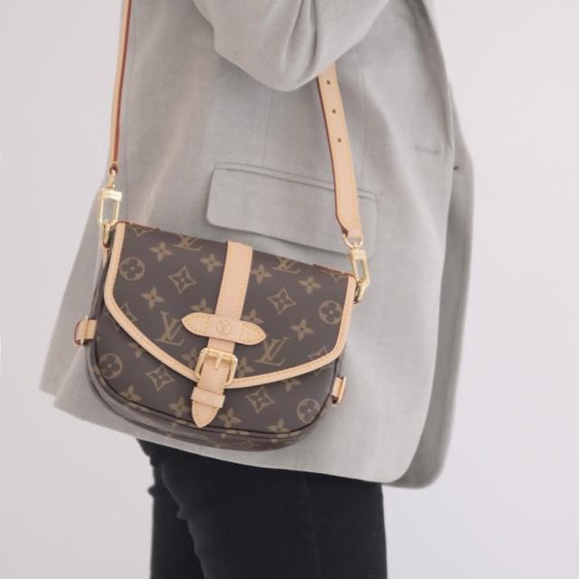 LV LOUIS VUITTON 路易威登 M46740 Saumur BB 老花塗層帆布拼牛皮馬鞍包，全新未使用，咖啡色系、裸色系、金色系可選。外層為帆布與牛皮拼接，內層為微纖維襯裡，提供舒適使用體驗。配有短背帶與長背帶（可拆、可調），適合日常背負與旅行使用。商品為真品/義大利，無附贈禮盒與紙袋，請於下單前確認。