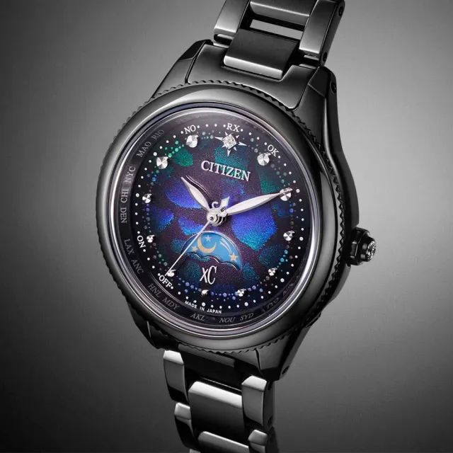【CITIZEN 星辰】xC 限定款宇宙幻彩光動能日月顯示電波鈦金屬女錶-黑/29mm(EE1008-56E)618 禮物