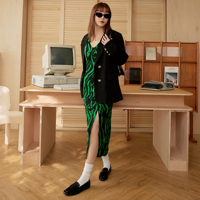 【OB 嚴選】斑馬紋V領開衩長洋裝 《DA9934》