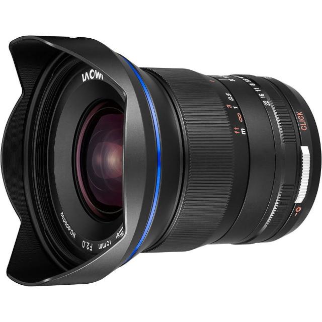 LAOWA 老蛙 15mm f/2 D-Dreamer 是專業超廣角定焦鏡頭，適用 Sony E、Canon RF、Nikon Z 卡口，提供 110° 超廣視角與 f/2 大光圈，適合風景、建築、星空攝影。鏡片組 9 組 12 片，含 2 片非球面及 3 片超低色散鏡片，減少色差，提升畫質。放大倍率 0.25x，手動對焦，72mm 濾鏡尺寸，重量僅 500g，輕巧便攜。36 個月保固，完美選擇廣角鏡頭愛好者。