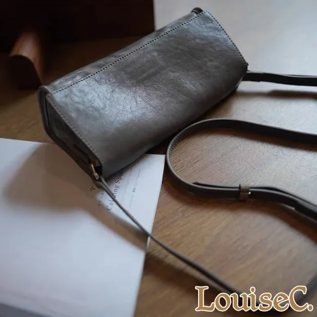 【LouiseC.】Tree House 植鞣革牛皮簡約質感掀蓋肩背斜背小真皮包-3色-雙背帶設計(真皮包包 MDR9689)