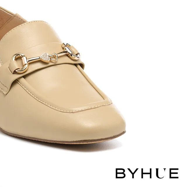 【BYHUE】別致品味晶鑽馬銜釦羊皮軟芯樂福高跟鞋(杏)