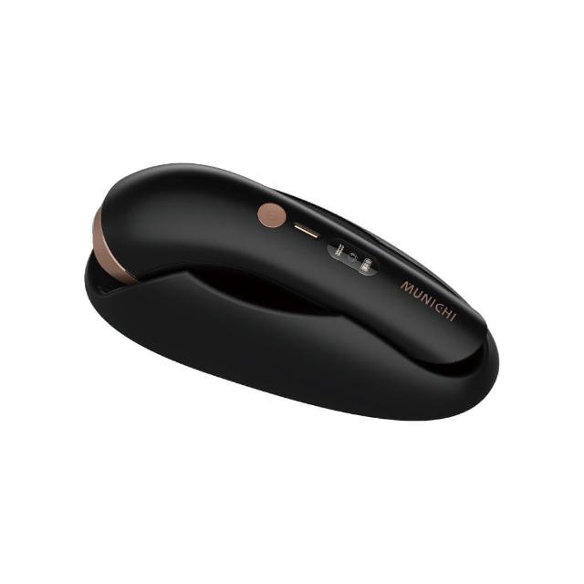 MUNICHI沐尼黑 MR.FEET 腳跟刮除器專為腳跟乾燥粗糙設計，採用刮除式技術輕鬆去除死皮，充電式電源方便使用，5W低功率安全無虞。黑色系外觀時尚，尺寸15.2x62.7x48.5cm，重量僅220g，附3種磨頭、底座、充電線及清潔刷，刀頭可水洗易清潔。中國製造，BSMI許可T51434，享1年保固，讓腳部肌膚光滑細嫩，適合日常個人衛生保養。