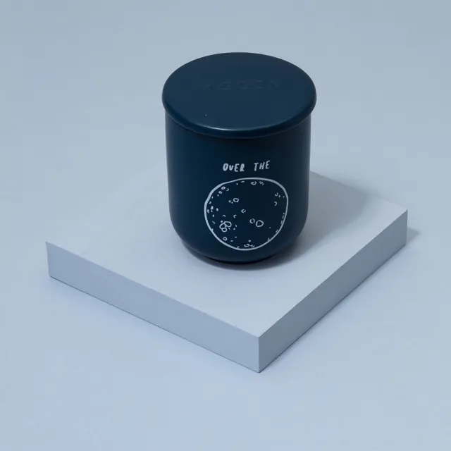 【英國 MAEGEN】Vox 蠟燭- Over The Moon. 海水 & 杜松(寓意陶瓷蠟燭/240g/專櫃公司貨)
