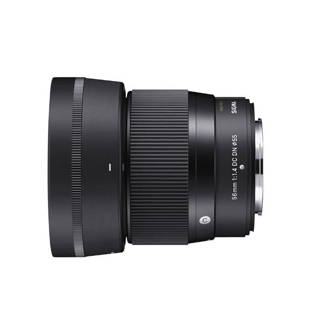  SIGMA 適馬 56mm F1.4 DC DN 定焦鏡頭，專為 APS-C 片幅相機設計，具備恆定 F1.4 大光圈，提供 28.5 度視角，適合人像與中望遠拍攝。公司貨正品，規格包括定焦鏡設計，影像銳利低光表現優異。以上資料與圖片僅供參考！規格及隨機標準配備以實際出貨為主，如有錯誤或不符者，將不再另行補寄或更換，謝謝！ 