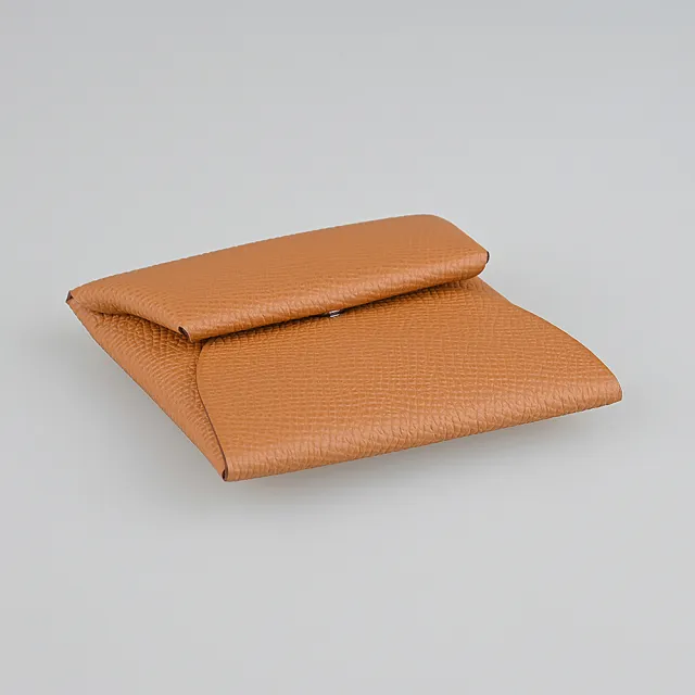 【Hermes 愛馬仕】HERMES Bastia內層銀字LOGO小牛皮翻蓋按釦式零錢包(焦糖棕)