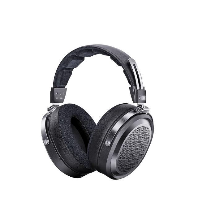 FiiO FT1 Pro 為耳罩式有線耳機，具備 Hi-Fi 認證、Hi-Res 認證及其他音質認證，帶來專業級高解析音效。適用於 iOS 與 Android 裝置，1 年保固（線材及人為損壞恕不保固），主體設計舒適耐用，提供沉浸式聆聽享受。