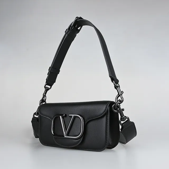 【VALENTINO 范倫鐵諾】VALENTINO GARAVANI LOCO簍空立體黑字LOGO設計小牛皮磁扣肩背斜背包(黑)