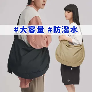 【plain-me】大容量 防潑水 寬帶鋪棉大型半月包 PLN3034-242(防水包 男包包 女包包 側背包 斜背包)