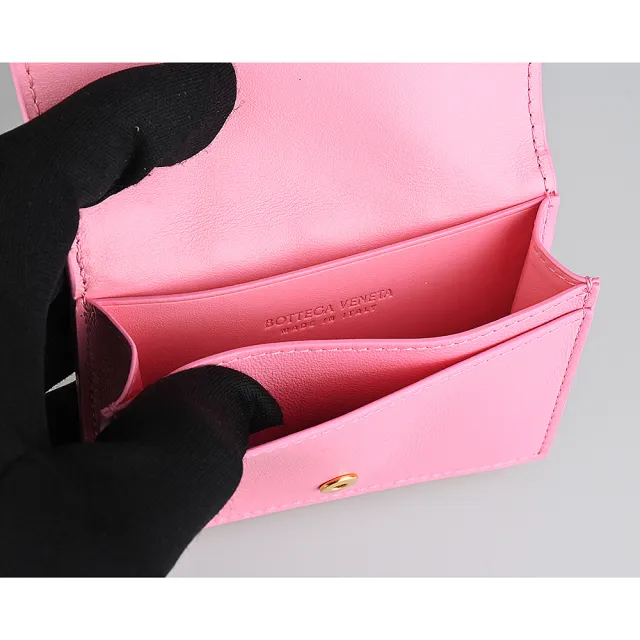 【BOTTEGA VENETA 寶緹嘉】BV BOTTEGA VENETA Intrecciato經典LOGO小編織設計小羊皮2卡釦式卡包(絲帶粉)