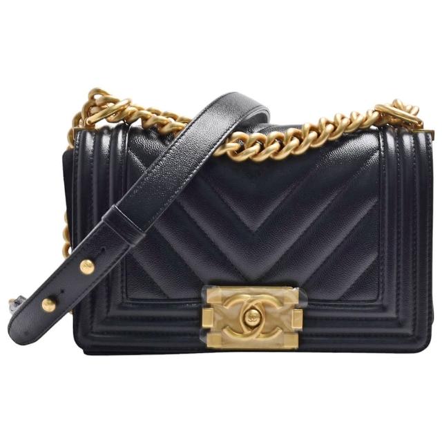 【CHANEL 香奈兒】經典BOY系列V字紋牛皮金屬釦壓邊仿舊金鍊肩背包(黑色20cm-67085C-BLK-GPN-V)
