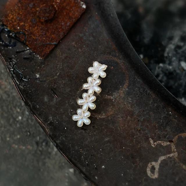 MOON MOON ACC.MOON MOON ACC. ｜彈簧夾｜迷失 • 炫彩珍珠小花 抓夾盤髮夾 單只販售(精緻氣質)