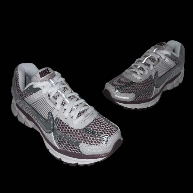NIKE 耐吉】休閒鞋Wmns Zoom Vomero 5 女鞋粉紅銀白復古緩震運動鞋