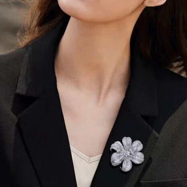 CHANEL 香奈兒 經典橢圓水晶鑲飾簍空雙C LOGO造型