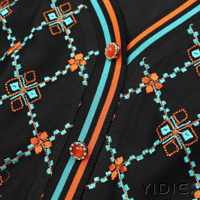 【YIDIE 衣蝶】羅紋領菱格圖案刺繡長洋裝-黑