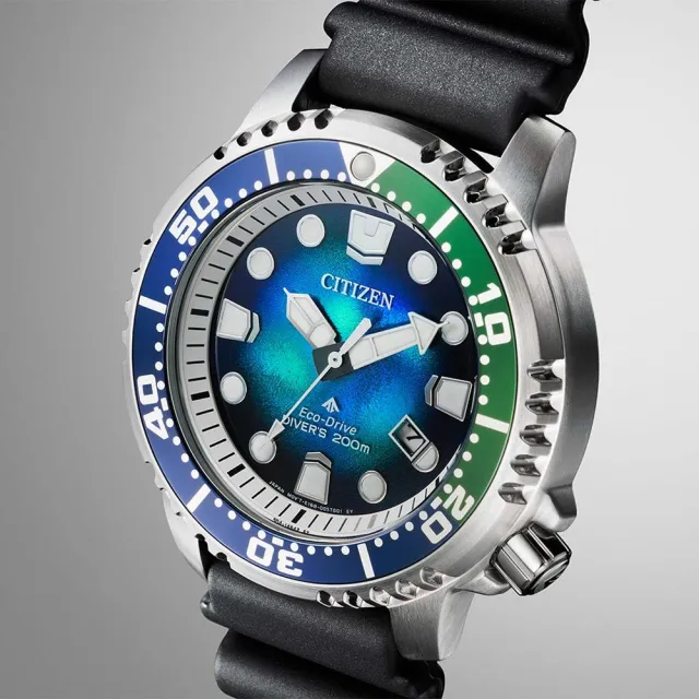 【CITIZEN 星辰】千彩之海限量光動能潛水男錶 藍綠 44mm(BN0166-01L)
