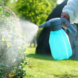 【一鍵出水】科技省力可調節電動噴壺-2L(自動噴壺 充電澆花壺 酒精噴壺 澆水 噴霧瓶 噴水壺 園藝用品)