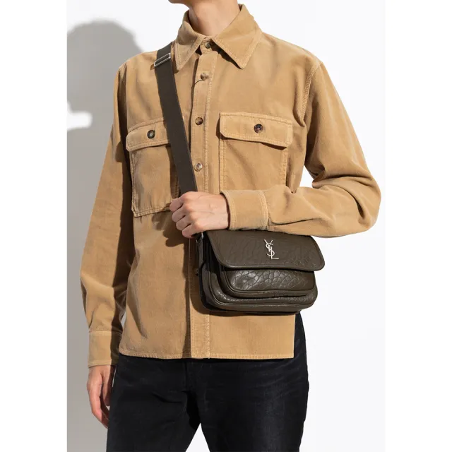 【YSL】專櫃經典款 NIKI系列銀色金屬LOGO粒面小羊皮翻蓋肩 斜背包/郵差包(小款 包包沒有很大 請注意尺寸)