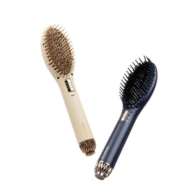 MUNICHI 沐尼黑 MR.7374 溫感空氣髮根蓬蓬熱風梳，專為髮根蓬鬆設計，藍白雙色時尚外型。支援120°C、160°C、220°C三段溫控，快速預熱功能讓造型更輕鬆。可旋轉式電源線與溫控系統，尺寸280x65.2x49mm，重量僅385g，國際電壓100-240V適用全球旅行。產地中國，BSMI認證R51434，保固1年，完美美髮工具選擇。