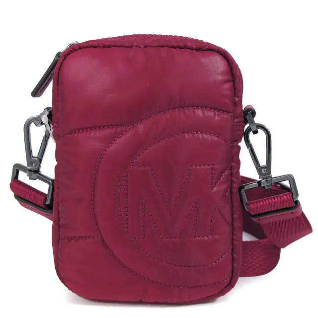 【Michael Kors】輕量尼龍大MK斜背手機包(莓紅色)