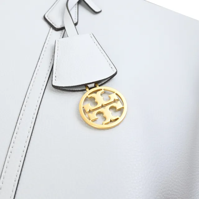 【TORY BURCH】Perry 簡約燙金LOGO荔枝皮革三層包肩背包(淺灰 大)