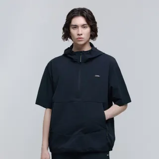 【國家地理服飾官方旗艦】男女同款ADELIE 輕量平織 ANORAK 半開拉鍊短袖連帽上衣 - 炭黑色