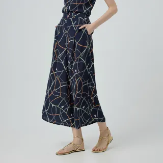 【ILEY 伊蕾】絲巾風印花後鬆緊寬褲(深藍；M-2L；1252026737)