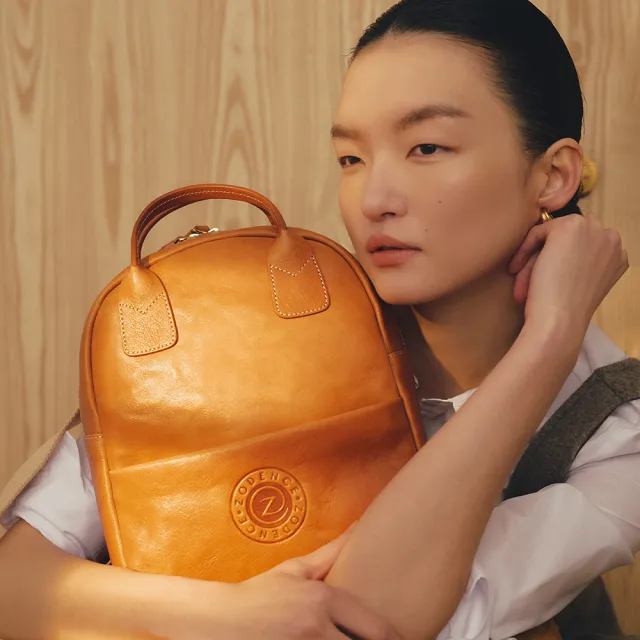 【ZODENCE 佐登司】AGNES義大利植鞣革烙印手提後背包(經典駝)