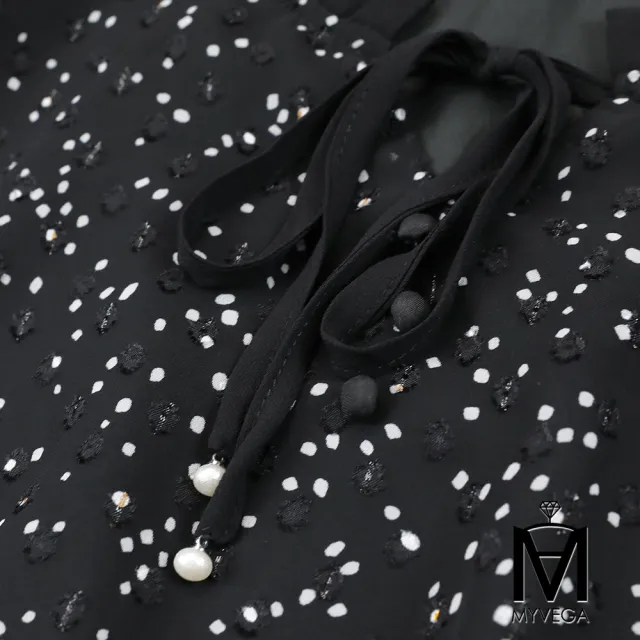 【MYVEGA 麥雪爾】MA浪漫荷葉領碎花雪紡短洋裝-黑(素色洋裝/)
