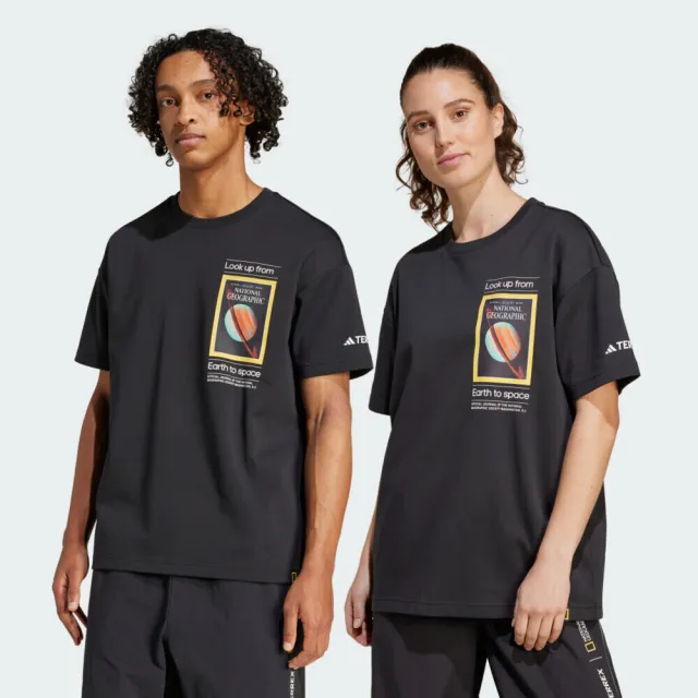 【adidas 愛迪達】Ng U Ar F Gfx T 男女 T恤 運動上衣 休閒短袖 國家地理 黑 亞版(JD5964)