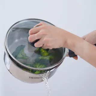 【THERMOS膳魔師】不鏽鋼附蓋單柄湯鍋瀝水鍋雪平鍋18cm(SPC-S18)