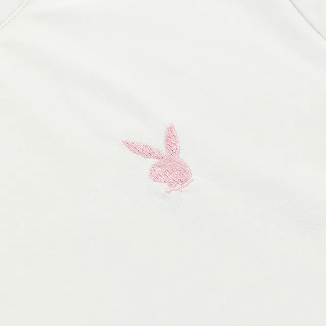 【PLAYBOY】簡約短版刺繡T-SHIRT(沙灰白色)