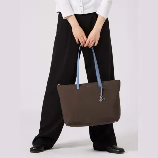 【agnes b.】Voyage 尼龍b logo掛飾肩背手提包 大款(棕色)