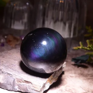 【SmileRocks 石麥】石麥水晶原礦 彩虹黑曜水晶球 直徑5.1cm   No.623210349(SmilePad 6X9底板)