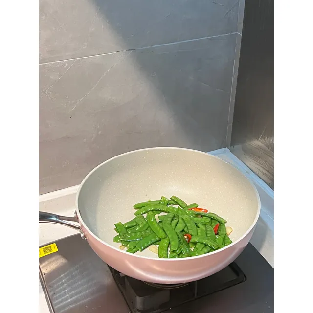 【Velosan 溫侖山】鵝卵石鑄鋁炒鍋32cm 附蓋-粉色(適用電磁爐、瓦斯爐、IH爐等多種爐具)
