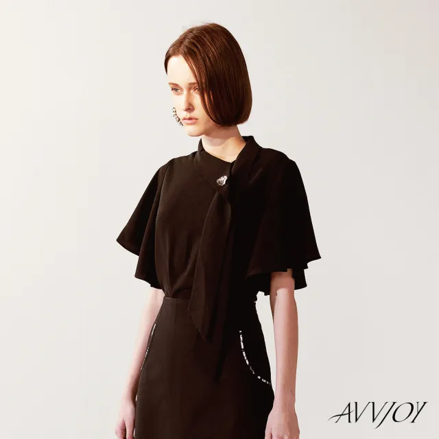 【AVVJOY 艾薇卓爾】荷葉邊飄帶上衣(上衣 短袖 大學t 短袖上衣 短袖t恤 寬鬆上衣 CLA0497TP)