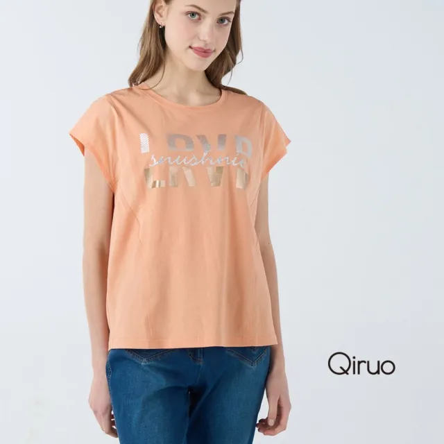 【Qiruo 奇若名品】光滑棉質 胸前亮粉英文小包袖粉橘色上衣7015A
