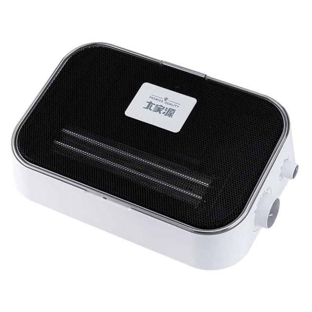 大家源浴室起居兩用電暖器 TCY-860201，採用陶瓷式加熱元件，具備壁掛與平放雙模式設計，可隨意掛放。15度傾斜水設計，搭配隱藏式提把與方帶隱藏式毛巾架，方便毛巾烘乾與收納。具備三段溫度調節與五段定時功能，適用4-6坪空間，電壓為110V 60Hz，最大消耗功率1200W，BSMI許可字號R73416。
