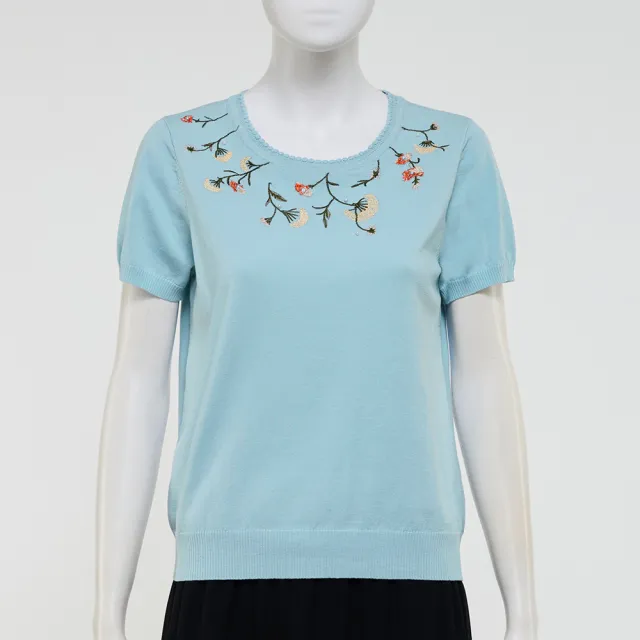 【ILEY 伊蕾】花卉刺繡萊賽爾針織上衣(淺藍；M-XL；1251455004)