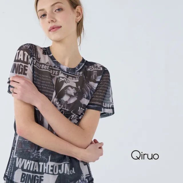 【Qiruo 奇若名品】裸紗質 英文報紙圖文造型 黑灰色短袖上衣7070A
