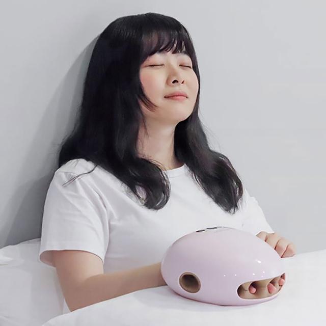  3ZeBra 三隻斑馬 溫揉指氣壓溫感手部按摩機，採用ABS+抗菌除臭布料製作，尺寸18.9×19.6×11.2 cm，重量僅750g，輕巧便攜。提供氣壓按摩與溫熱感應雙重舒緩，專為手部疲勞設計，白色系與粉紅色系選擇，中國製造，適合日常家用按摩棒/按摩器，提升血液迴圈，緩解手指關節不適。 