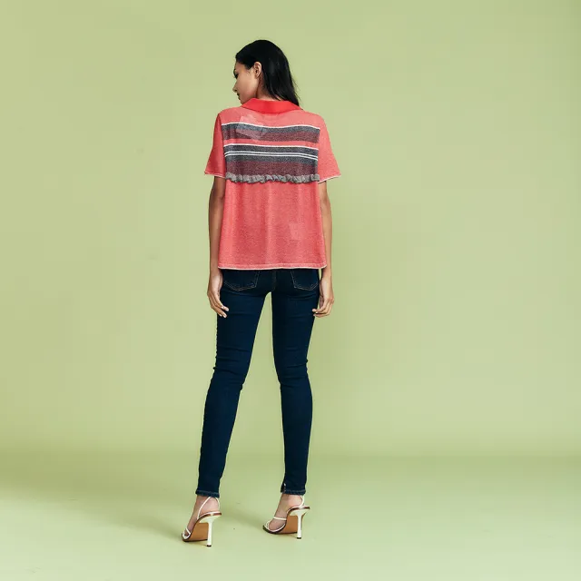 【ICHE 衣哲】Cop.Copine 紅漾晨曦．條紋荷葉領Polo造型針織上衣(兩色)