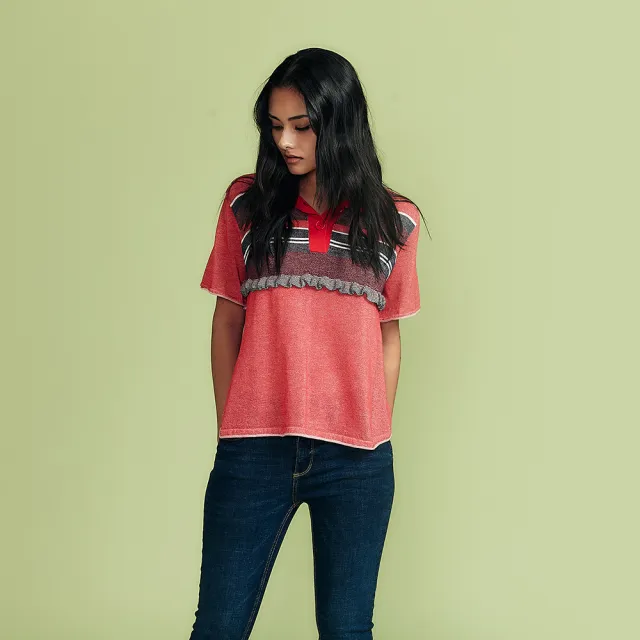 【ICHE 衣哲】Cop.Copine 紅漾晨曦．條紋荷葉領Polo造型針織上衣(兩色)